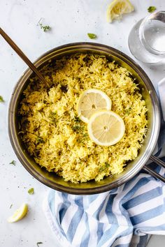 a pan filled with rice and lemon slices