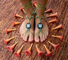 #flowers #lotus #hippie Surf Style Clothes, Boho Soul, Lotus Yoga, Boho Beautiful, Hippie Love, Vintage Hippie, Foot Jewelry, Hippie Outfits