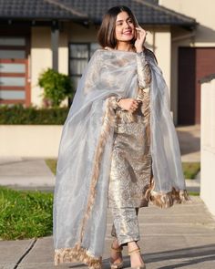 Brocade Kurta, Women Suits Wedding, Silk Brocade Fabric, Stylish Kurtis Design, Long Kurta, Pakistani Wedding Outfits, Casual Indian Fashion, Pakistani Dresses Casual