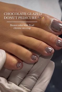 Chocolate Brown Pedicure, Taupe Pedicure, Pink Chrome Pedicure, Elegant Pedicure Classy, Brown Toe Nail Polish, Chrome Toes Pedicure, Fall Toe Colors, Pedicure Ideas Fall 2024, November Pedicure Ideas