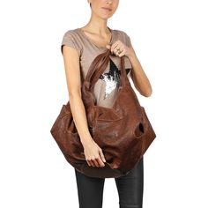 Borsa hobo in pelle di vitello

 Doppi manici tote 46 cm (18.11'')

 Chiusura con cerniera a doppio cursore

 Interno: fodera in lino con una custodia in pelle con cerniera al guinzaglio




 Dimensioni: H36xL70xP22cm (H14.17"xL27.56"xP8.66")

 Prodotto fatto a mano in Italia

 Borse Henry Beguelin

 BD5514 Leather Hobo Bag, Milan Italy, Leather Hobo, Leather Pouch, Winter Sale, Hobo Bag, Calf Skin, Leather