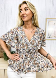 The Emes Shop top is detailed with beautiful flutter sleeves. Features a floral print. v neck line. peplum hem. and regular fit. Pair it with denim shorts and sneakers for a lovely look.MATERIAL:100% PolyesterMEASUREMENTS: Product Length 23.5"-24.5"in 4-6-Small | Waist: 25"-26.5"in | Chest: 33"-34.5"in 6-8-Medium | Waist: 26.5"-28"in | Chest: 34.5"-36"in 8-10-Large | Waist: 28"-29.5"in | Chest: 36"-37.5"in MEASUREMENTS: Product Length 60-62.5cm 4-6-Small | Waist: 63-66cm | Chest: 83-86cm ... Casual V-neck Top With Ditsy Floral Print, Casual Tops With Ditsy Floral Print And Flutter Sleeve, Ditsy Floral Print Flutter Sleeve Tops For Spring, Spring Ditsy Floral Print Top With Flutter Sleeves, Ditsy Floral Print Tops With Flutter Sleeve For Spring, Spring Flutter Sleeve Top With Ditsy Floral Print, Spring V-neck Top With Ruffle Hem, Summer V-neck Top With Ruffle Hem, Summer V-neck Tops With Ruffle Hem