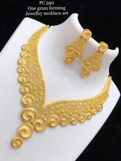 Eys Mackup, India Jewelry Gold, Necklace Gold Design, Indian Necklace Gold, Gold Set Design, Indian Gold Necklace Designs, Wedding Jewellery Designs, Dubai Gold Jewelry