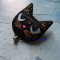 Felt Black Cat, Sewing Soft Toys, Fabric Cat, Hand Painted Cat, Brooch Diy, Felt Cat, Cat Crafts, Cat Brooch