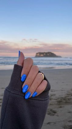 Beginners Guide: How to Create Summer Nails for Free Bright Blue Nails, Cobalt Blue Nails, Palm Tree Nail Art, Tree Nail Art, Cruise Nails, Nails For Summer, Palm Tree Nails, Blue Gel Nails, August Nails