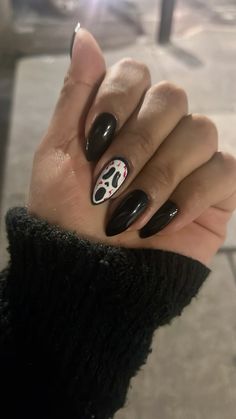 #ghostface #scream #halloween #nails Spooky Nail Inspo Almond, Simple Ghost Face Nails, Halloween Nails Short Ghost Face, Holoween Nail Design, Ghostface Halloween Nails, Short Nail Inspo Halloween, Simple Ghostface Nails, Nails Ghostface, Scream Nail Ideas