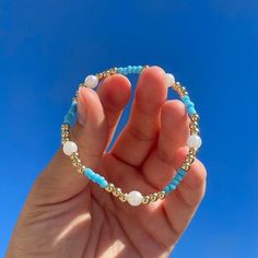 Diy Bracelets With Beads Ideas, Bracelet Small Business Packaging, Bracelt Perle Plate, Preppy Glass Bead Bracelets, Cute Jewelry Crafts, Preppy Beach Bracelets, Braclet Perle Plate, Best Friend Beaded Bracelets Summer, Preppy Homemade Bracelets