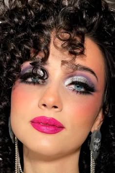 Beautiful 80s makeup trends that are making a huge comeback nowadays are going to upgrade your makeup game drastically. Try them with us. #80smakeup #80smakeuptrends #boldmakeup #brightmakeup #glaminati #purplelips 80s Rocker Makeup, 80s Glam Rock Makeup, 1980 Makeup, Rocker Makeup, 80s Eye Makeup, Glam Rock Makeup