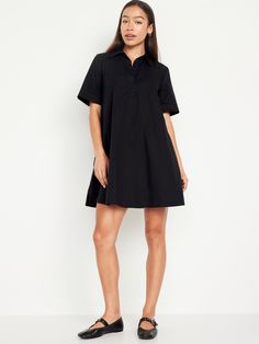 spread collar short sleeves covered buttoned placket on-seam pockets seamed back yoke vented sides loose fit with a flared hem that swings out hits above knee models are approx.  5'9" and wear sizes s (4), l (12), and xl (18)