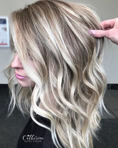 Hello Blondie 💁🏼‍♀️ . Painted w/ Oligo blacklight clay with a sprinkle of extra blonde adding olaplex. I did add a lowlight of allnutrient… Platinum Blonde Hair, Hair Envy, The Salon, Blonde Balayage, Great Hair