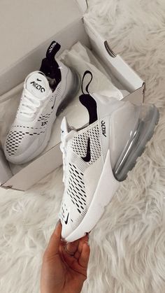 Nike Air Max 270 Tenis de correr para mujer Wallpaper Nike, Urban Apparel, Dr Shoes, Preppy Shoes, All Nike Shoes, Nike Air Shoes, Fresh Shoes, Hype Shoes