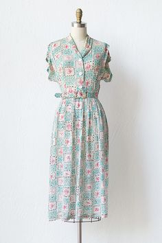 1940s teal pink print rayon dress 40s Mode, Fashion 40s, Fashion 1940s, 40s Fashion, 1940s Dresses, Feed Sacks, Vintage Clothing Online, Rayon Dress