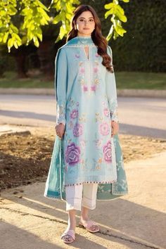 डिजाइनर कपड़े, Sajal Aly, Embroidered Hem, Sajal Ali, Pakistani Lawn Suits, Summer Lawn, Salwar Kamiz, Chiffon Collection, Embroidered Sleeves