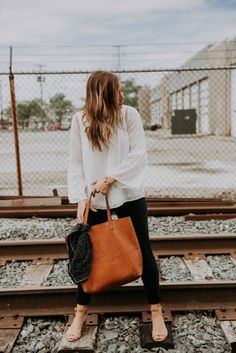 Neutral Summer Outfits, Madewell Transport Tote, Shoes Fashion Photography, Summer Neutrals, Madewell Bags, Tote Outfit, Casual Outfit Inspiration, Model Poses Photography, Airport Style