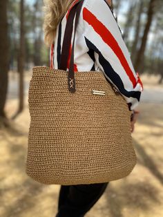 Welcome to our shop💐 ⭐️Each bag is meticulously handcrafted using carefully selected high quality materials and skilled workmanship. ➡️Product Specifications👇 ✅It has line panel. ✅ it has closure devices. ✅There is a leather accessory on the handle. ➡️Any desired color can also be made. Have a nice shopping🌸 Raffia Beach Bag, Tote Bag Patterns, Beach Bag Pattern, Shoulder Bag Crochet, Tote Bag Crochet, Crochet Clutch Bags, Bag Crochet Pattern, Winter Bags, Croatian Recipes