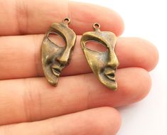 Material : Nickel free and Lead free metal, zinc alloy Color: Antique Bronze Size : 31x16mm Quantity : 4 pcs. #bronze #masks #crafts #supplies #necklace #pendants #jewelry Masks Crafts, Necklace Pendants, Blue Pendant, Rose Gold Pendant, Bronze Pendant, Copper Pendants, Brass Pendant, Crafts Supplies, Raw Brass