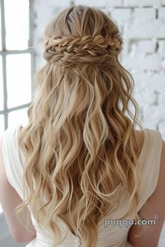 Trending Haircuts For Women, Prom Hairstyle Ideas, Hairstyle For Prom, Best Haircuts For Women, Glamorous Curls, Dramatic Hair, Prom Hairstyle, Romantic Curls, Hair To One Side