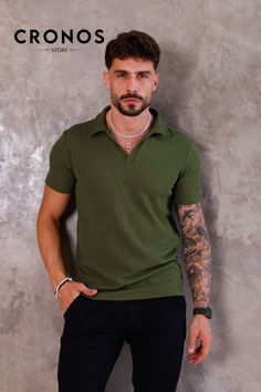 Com uma gola elegante e um ajuste que valoriza a forma física sem restringir o movimento, esta camisa é ideal para eventos casuais ou como uma opção para o dia a dia no escritório. Swag Boys, Dark Men, Work Shirts, Mens Polo Shirts, Mens Summer, Mens Clothing Styles, Black Men, Polo Shirt, Mens Outfits