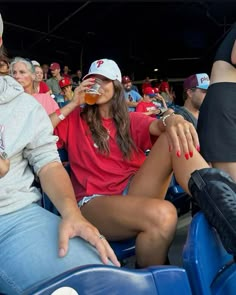 Celebrity Sports Game Outfit, Chilly Baseball Game Outfit, Outdoor Hockey Game Outfit, Soccer Gf Outfit, Minigolf Outfit Date, City Shopping Outfit, Game Day Photo Ideas, Phillies Outfit Women, Air Show Outfit