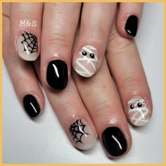 Easy Mummy Nail Art, Spooky Eyes Nails, Short Natural Nail Halloween Designs, Ghost And Mummy Nails, Girly Halloween Nails Short, Mummy Nail Designs, Circus Theme Nails, Easy Halloween Nail Designs For Short Nails, Mummy Halloween Nails