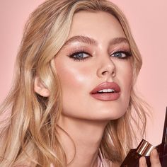 Charlotte Tilbury Makeup Looks Blue Eyes, Makeup For 50 Year Old Women, Moh Makeup, Charlotte Tilbury Makeup Looks, Rosé Wedding, Charlotte Tilbury Eyes To Mesmerize, Cowboy Couture, Charlotte Tilbury Looks, Charlotte Tillbury