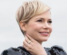 Michelle Williams Short Hair, Michelle Williams Pixie, Meg Ryan Hairstyles, Short Stacked Hair, Haircuts 2024, Chemo Hair, Stacked Hair, Fancy Hair