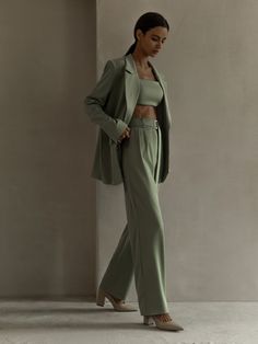 Green Suit Women, Women In Suits, Grad Outfits, Woman In Suit, Pant Suits For Women, Women Suits, Green Suit, Prom Suits, Woman Suit Fashion