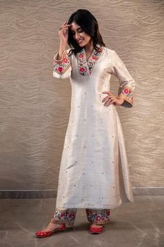 Ivory silk kurta with overlapped neckline, zardozi, resham and pearls embroidered. Paired with embroidered palazzo. Component: 2 Embroidered Neckline: Overlap Sleeve Length: Full Fabric: Kurta: Silk; Palazzo: Cupro Velvet Color: White Side slit - Aza Fashions Suit Indian, Silk Kurti Designs, Kurta Palazzo Set, Kurti Sets, Simple Kurta Designs, Simple Kurti Designs, Dhoti Pants