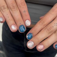 Este estilo es ideal para quienes buscan un look elegante pero con un toque creativo. Las estrellas y el brillo plateado realzan el diseño, haciéndolo perfecto para cualquier ocasión en la que quieras destacar. Nail Art Inspo, Grunge Nails, Short Nail, Hot Nails, Minimalist Nails, Funky Nails