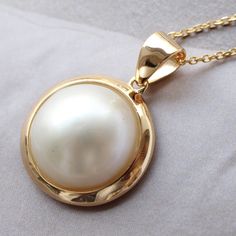 --- SPECIFICS --- 💚Materials: 100% Natural Mabe Pearl With 24k gold plated s925 Sterling silver, with chain. 💚-The Mabe Pearl is 100% natural UNTREATED , UNHEATED, UNDYED Mabe Pearl- 💚Metal: Real 24k Gold plated s925 Sterling Silver 💚Pendant Size: 19.5mm*19.5mm. Mabe pearl Diameter: 16mm 💚Closure: the closure is made of 925 Sterling Silver.  💚Handmade Artwork, original design and copyright protected💚 These stunning gold plated silver pendant necklace feature a beautiful pair of hemisphere White 14k Gold Pearl Necklace, Timeless Gold Jewelry With Cabochon, Timeless Gold Cabochon Jewelry, Gold Round Pendant Jewelry With High Luster, Classic Gold Pearl Necklace With Round Pendant, Pearl White Gold Plated Round Jewelry, Hallmarked Gold Pearl Necklace As Gift, Gold Minimalist Round Pearl Necklace, Refined Gold Jewelry With Pearl Pendant