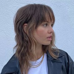 24 Medium-Length Hairstyles With Layers For Ultimate Volume Boost Long Shaggy Mullet, Shaggy Medium Hair, Shaggy Cut, Trendy We Fryzurach, Hair Motivation, Mullet Haircut, Shaggy Hair, Shaggy Haircuts, Hair 2024