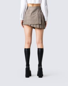 They can all learn a thing or two from you when you look this good 💅🏼 This asymmetrical plaid mini skirt constructed with a pleated side and complete with a D-ring strap closure will have them all paying close attention to your every move 🤎 Mini Skirt Design, Vtuber Ideas, Grid Skirt, Fuzzy Skirt, Denim Pleated Skirt, White Corset Dress, Big Girl Clothes, Check Mini Skirt, Dirty Thirty