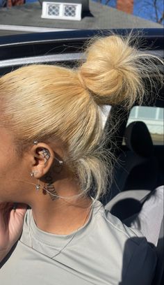 Natural Hair Dye Colors For Black Women, Blonde Hair Dye Ideas Black Women, Natural Hair Color For Black Women, Honey Blonde Natural Hair, Dyed Natural Hair, Industrial Piercing, Pretty Hair Color