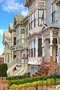 Victorian Houses in San Francisco Houses In San Francisco, San Francisco With Kids, San Francisco Vacation, Front Stoop, Pacific Heights, Wooden Architecture, Elegant Hotel, Art Deco Buildings