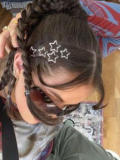 Details:Pearls \nColor:Silver \nStyle:Casual \nStyle:Cute \nPattern Type:Geometric \nPattern Type:Plain \nMaterial:Iron \nElement:Star \n Y2k Hair, Y2k Hairstyles, Clip Hairstyles, Peinados Fáciles Para Cabello Corto, Hair Stylies, Star Hair, Metal Hair Clips, Metallic Hair, Dream Hair