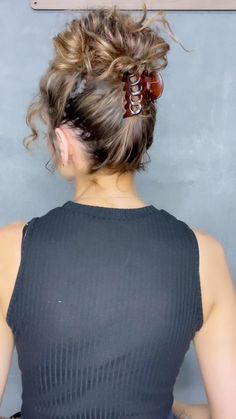 A quick and easy up do for our curlies with shorter hair 🌸 Using a small claw clip ✨ | Instagram Best Hair Styles For Curly Hair, Shoulder Length Up Dos Easy Updo, Curly Hair Updo With Claw Clip, Messy Buns For Layered Hair, Messy Bun For Medium Length Curly Hair, Cute Work Hairstyles Easy Updo Curly Hair, Visor Hairstyles For Work Updo, Claw Clip Styles For Curly Hair, Shoulder Length Curly Hair Updo Easy