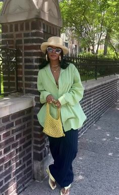 Simple But Chic Outfits, Curly Hair Fashion Outfits, Classy Summer Outfits Aesthetic, Chic Curly Hair, Black Women Spring Outfits, Free Spirit Chic, Girl Outfits Ideas, Green Outfit Ideas, Aesthetic Brunch