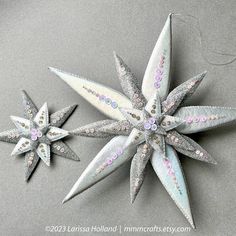 an ornament is shown with the instructions to make it look like snowflakes