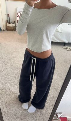 Sweat Pants Aesthetic, Cute Winter Fits For School, Cute Outfit Ideas Winter, Fits Sweatpants, School Winter Formal Dresses, School Outfits Basic, Comfy Fits For School, Basic School Outfits, Cute Basic Outfits For School