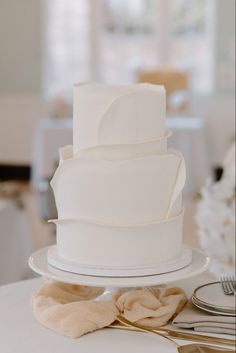 Classic, minimal, wedding cake Chic Wedding Cake Modern, Elegant Small Wedding Cakes, Minimal Wedding Cake Simple, Minimal Cake Decorating, Wedding Cakes Minimal, Modern Minimalist Wedding Cake, Minimal Cake Wedding, White Wedding Cake Simple, Chic Minimalist Wedding