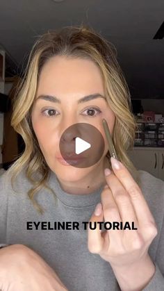 Erica Taylor on Instagram: "EYELINER TUTORIAL #eyeliner #liquideyeliner #dosanddonts #over40 #eyelinertutorial #eyeliners #makeuphacks #makeupover40 #cateye #wingedliner" How To Apply Eyeliner Over 40, Diy Cat Eye Eyeliner, Everyday Eyeliner Tutorial, Winged Eyeliner Over 40, Eyeliner Droopy Eyes, Droopy Eyes Eyeliner, Easy Way To Do Eyeliner, Eyeliner On Small Eyes, 50s Eyeliner