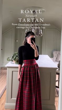 Preppy Holiday Outfit, Christmas Outfit Classy, Christmas Looks Outfits, Christmas Church Outfit, Tartan Skirt Outfit, Elegant Christmas Outfit, Elegant Feminine Outfits, Worship Dress, English Outfit