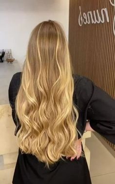 Golden Blonde Dark Roots, Long Curly Blonde Hair, Apricot Blonde Hair, Golden Blonde Hair Color, Balayage Blond, Blonde With Dark Roots, Golden Blonde Hair, Blonde Hair Shades, Gold Blonde