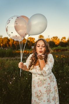 Birthday Photography Ideas For Women, Birthday Photoshoot Outside, 13th Birthday Photo Shoot Ideas, Fotoshooting Ideas, Dzimšanas Diena, 28th Birthday Ideas, Birthday Shoots, Nature Woman