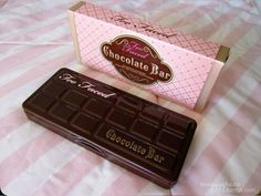 too faced chocolate makeup pallette Chocolate Bar Too Faced, Choco Biscuit, Neapolitan Ice Cream, Food Shapes, Chocolate Girls, Chocolate Strawberries, Sweet Lolita, Cute Makeup, Too Faced