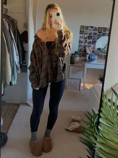 ugg tasman slippers outfit: flannel shirt and leggings Rok Midi, Slippers Outfit, Rok Mini, Diy Vetement, Cold Outfits, Mode Boho, Cute Lazy Day Outfits, Lazy Day Outfits, Cute Comfy Outfits