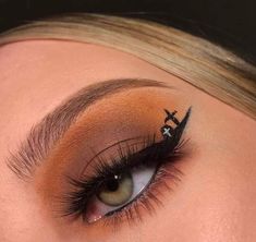 Easy Halloween Eyeshadow, Halloween Eyeshadow Ideas, Halloween Eyeshadow Looks Easy, Spooky Eyeliner, Halloween Eyeshadow Looks, Eyeshadow Looks Easy, Eyeliner Halloween, Halloween Eyeshadow