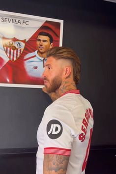 Sergio Ramos Haircut, Beard Styles Haircuts, Beard Cut Style, Fotos Outfits, Ramos Haircut, Modern Mullets, Gentleman Haircut, Healthy Curly Hair, Beard Cuts