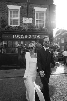 Cool London pub wedding in Belgravia. Bride and groom in black and white candid photography London Civil Wedding, London City Wedding Photography, London Courthouse Wedding, London Elopement Photography, London Wedding Aesthetic, London Pub Wedding, Civil Wedding Pictures Ideas, Islington Town Hall Wedding, London City Wedding