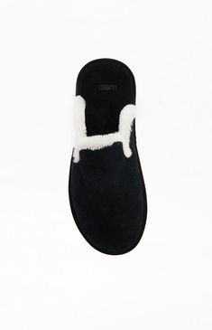 Step into the ultimate indoor comfort with the Lusso Cloud Draper Suede Slippers. These refined house shoes are lined with UnHide's signature faux-sherpa for a luxuriously soft feel when you arrive home or step out of bed. With a soft yet stable footbed developed over the years and a new single-stack outsole, these slippers offer double the comfort for your indoor relaxation.


	Slip-on
	Faux sherpa lining
	Soft & stable footbed
	Single stack outsole Suede Slippers, House Shoes, Pacsun, Over The Years, Relaxation, Slippers, Slip On, Bed